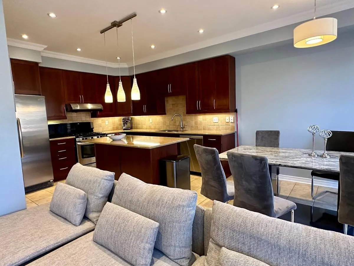 Cozy 5 Bedroom House Mississauga Holiday home